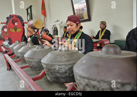 Un gamelan est un ensemble de musique traditionnelle d'Indonésie, généralement dans les îles de Java et Bali Banque D'Images