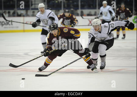 Rosemont, IL, USA. Feb 22, 2015. Chicago Wolves' Shane Harper (9) et San Antonio Rampage's Connor Brickley (23) lutte pour la rondelle au cours de la Ligue américaine de Hockey match entre les Chicago Wolves et le Rampage de San Antonio à l'Allstate Arena à Rosemont, IL. Patrick Gorski/CSM/Alamy Live News Banque D'Images