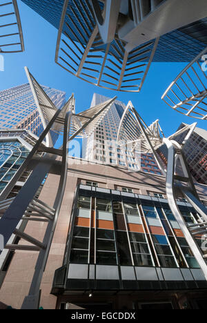 Connu sous le nom de "arbres" de Stephen à pied, ces sculptures en acier au centre-ville de Calgary, ont été conçues pour réduire l'effet du vent. Banque D'Images