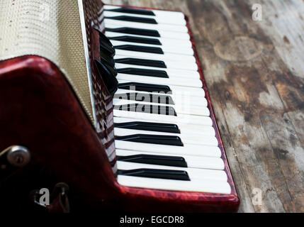 Gros plan sur un clavier classique rouge accordéon enfants Banque D'Images