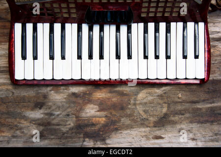 Gros plan sur un clavier classique rouge accordéon enfants Banque D'Images