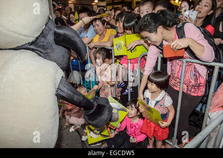 Sydney, Australie. 22 Février, 2015. Les célébrations du Nouvel An chinois de Sydney a démarré avec un spectaculaire défilé crépusculaire. Credit : MediaServicesAP/Alamy Live News Banque D'Images