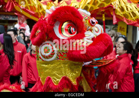 Vancouver, B. Canada, Chinatown. 22 Février, 2015. Une danse du lion traditionnel est effectué dans le défilé du Nouvel An chinois dans le quartier chinois de Vancouver. Cette année, le festival a accueilli l'année du mouton/RAM/chèvre. Crédit : Maria Janicki/Alamy Banque D'Images