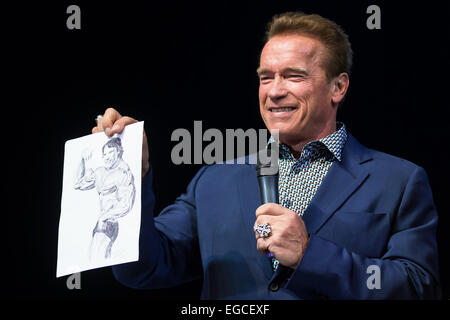 Budapest. Feb 22, 2015. L'acteur américain et ancien gouverneur de la Californie Arnold Schwarzenegger prononce un discours lors d'une manifestation à Budapest, Hongrie le 22 février 2015. Credit : Attila Volgyi/Xinhua/Alamy Live News Banque D'Images