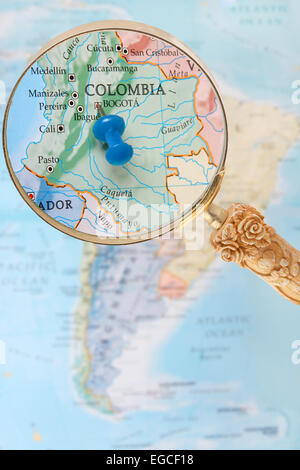 Tack bleu sur la carte de l'Amérique du Sud avec une loupe à la recherche sur Bogota, la capitale de la Colombie Banque D'Images