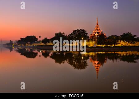 Coucher du soleil à Mandalay palace Banque D'Images