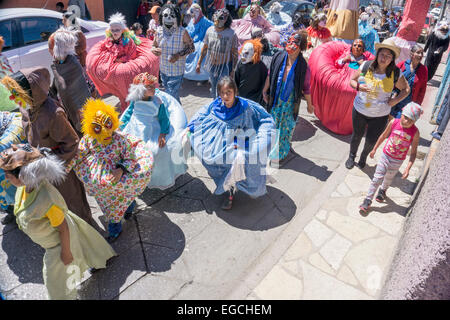 San Cristobal de las Casas, Chiapas, Mexique. 22 Février, 2015. Les participants dirigés par une fanfare suivie par flotteur avec adolescent mexicain habillé comme vierge de Ocotlan & plusieurs autres flotteurs y compris un jardin verdoyant avec une coccinelle, une sauterelle et 2 jolies fées favorise jeter à la foule, ainsi qu'un groupe d'enfants habillés comme des nains avec masques et drôle ou effrayant 2 chiffres Gigante tirant de l'arrière de la procession comme il s'est défilé joyeusement passé enchanté les spectateurs. Credit : Dorothy Alexander/Alamy Live News Banque D'Images