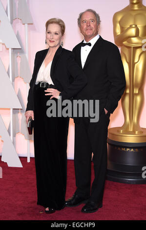 Hollywood, Californie, USA. Feb 22, 2015. L'actrice Meryl Streep et sculpteur DON GUMMER, sur le tapis rouge lors de l'arrivée pour la 87e Academy Awards tenue au Kodak Theater à Hollywood, Los Angeles, CA, USA Crédit : Lisa O'Connor/ZUMA/ZUMAPRESS.com/Alamy fil Live News Banque D'Images