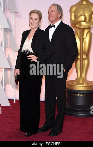 Hollywood, Californie, USA. Feb 22, 2015. L'actrice Meryl Streep et sculpteur DON GUMMER, sur le tapis rouge lors de l'arrivée pour la 87e Academy Awards tenue au Kodak Theater à Hollywood, Los Angeles, CA, USA Crédit : Lisa O'Connor/ZUMA/ZUMAPRESS.com/Alamy fil Live News Banque D'Images