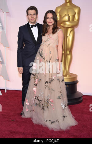 Hollywood, Californie, USA. Feb 22, 2015. L'actrice enceinte Keira Knightley et JAMES RIGHTON mari sur le tapis rouge lors de l'arrivée pour la 87e Academy Awards tenue au Kodak Theater. Credit : Lisa O'Connor/ZUMA/ZUMAPRESS.com/Alamy fil Live News Banque D'Images