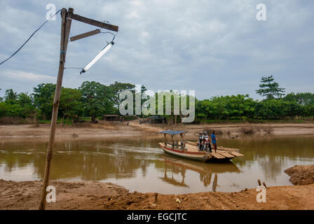 Personnes traversant la rivière par un bateau câblé alimenté par l'homme à Buni, Bekasi, West Java, Indonésie. Banque D'Images