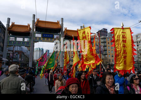 Les manifestants portant des bannières dans le défilé annuel du Nouvel An chinois dans Chinatown, Vancouver, BC, Canada Banque D'Images