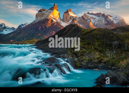 Los Cuernos s'élevant au-dessus de Salto Grande et Lago Nordenskjold, Torres del Paine, Patagonie Chilienne Banque D'Images