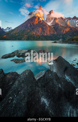 Los Cuernos s'élevant au-dessus de Lago Nordenskjold, Torres del Paine, Patagonie Chilienne Banque D'Images