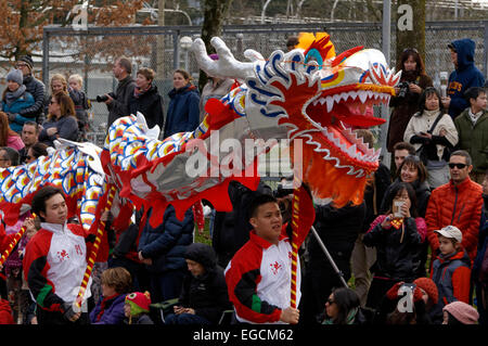 Dragon dancers performing au défilé annuel du Nouvel An chinois dans Chinatown, Vancouver, BC, Canada Banque D'Images