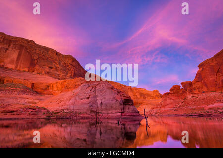 Le lac Powell est un réservoir sur la rivière Colorado, chevauchant la frontière entre l'Utah et l'Arizona (la plupart d'elle, avec Rainbow Banque D'Images