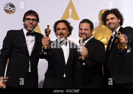 Los Angeles, USA. Feb 22, 2015. Alejandro G. Inarritu (2L), Nicolas Giacobone (1re L), Alexander Dinelaris (2R), et Armando Bo poser après avoir remporté le prix du Meilleur Scénario Original pour "Birdman" (l'Inattendu fait de l'Ignorance) lors de la 87e Academy Awards au Dolby Theatre de Los Angeles, États-Unis, le 22 février 2015. Crédit : Yang Lei/Xinhua/Alamy Live News Banque D'Images