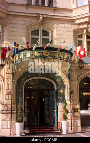 Entrée de l'Hôtel Paris dans la vieille ville de Prague. Banque D'Images