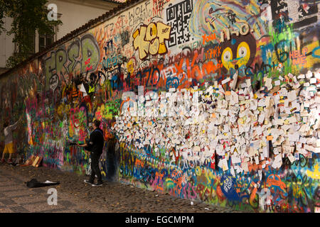 Artiste au mur de Lennon à Prague. Banque D'Images