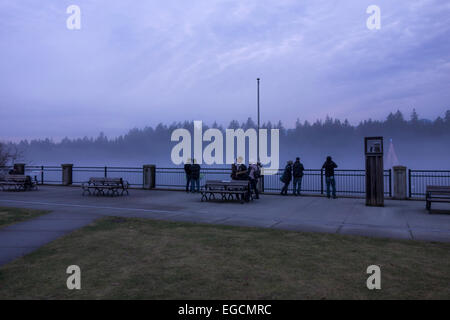 Lagoon perdu dans le parc Stanley de Vancouver au crépuscule. Banque D'Images