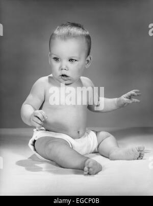 1960 BABY SITTING LE PORT DE COUCHE EN TISSU Banque D'Images