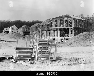 1950 DÉVELOPPEMENT DU LOGEMENT DE BANLIEUE EN CONSTRUCTION Banque D'Images