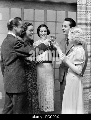 1930 1940 GROUPE DE TRAVAIL DEUX AMIS HOMMES TROIS FEMMES alcool potable de brunissage Banque D'Images