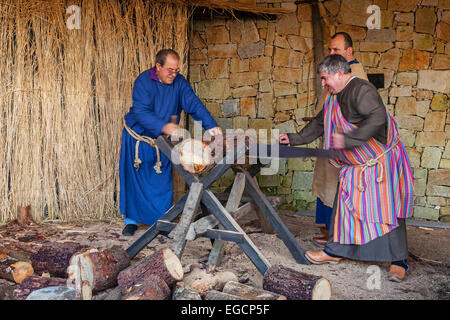 Priscos, Portugal. Plus grande crèche vivante en Europe. Représentation d'une scierie en sections locales. Veuillez lire la section "Informations complémentaires". Banque D'Images