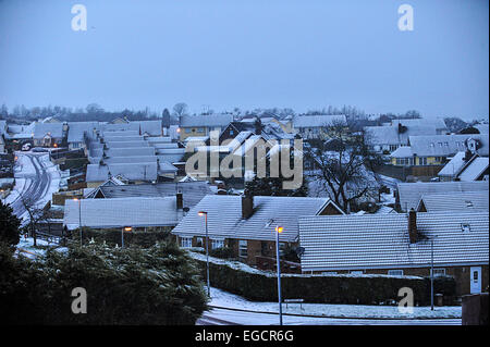 Londonderry, en Irlande du Nord. 23 Février, 2015. Météo britannique. Météo France Neige à Londonderry, en Irlande du Nord 23 février 2015 toits couverts de neige à Londonderry (Derry) en Irlande du Nord. Pluie, grêle et neige avec des vents de 60 km/h sont prévus dans de nombreuses régions de l'Irlande du Nord plus tard aujourd'hui et demain crédit : George Sweeney/Alamy Live News Banque D'Images