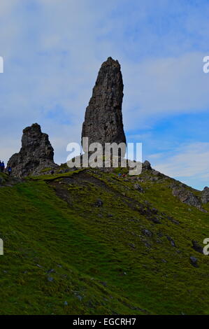 Vieil Homme de Storr, contre un ciel bleu. Site touristique populaire sur l'île de Skye, Écosse Banque D'Images