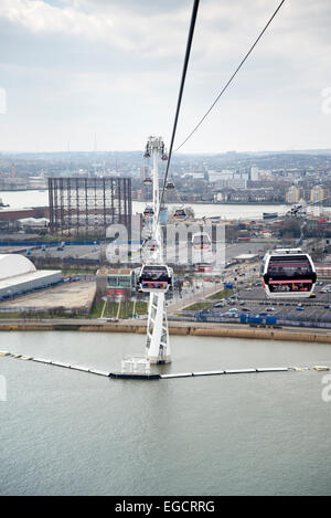 Vue sur les chantiers de construction et à Londres du téléphérique Emirates Air Line crossing Tamise dans l'Est de Londres. Banque D'Images