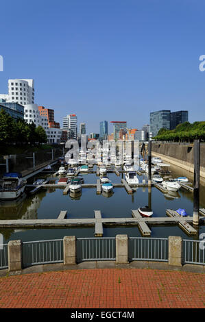 Port de Plaisance, vue de Düsseldorf, Medienhafen Media Harbour, Düsseldorf, Rhénanie du Nord-Westphalie, Allemagne Banque D'Images