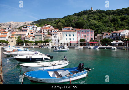 Bateaux dans le port, Baska, Krk, Kvarner, Croatie Adriatique, du Golfe Banque D'Images