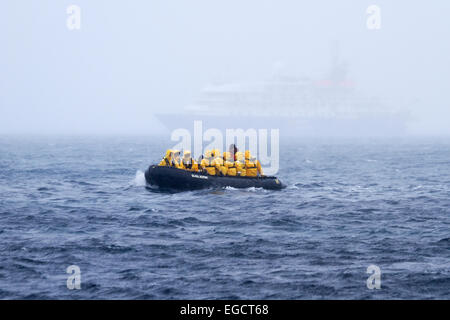 L'approche des touristes de la côte antarctique Deception Island à bord d'un canot zodiac Banque D'Images