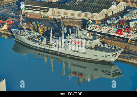 Une vue aérienne de Wave Knight, un pétrolier de la flotte de la Royal Fleet Auxiliary, à quai à Birkenhead Banque D'Images