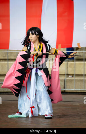 Concours de cosplay : une cosplayeuse japonaise en costume et à l'épée frappe un poser Banque D'Images