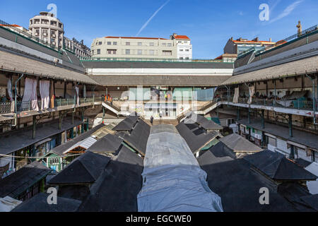 Porto, Portugal. 29 décembre 2014 : l'intérieur de l'historique marché Bolhao, avec des aliments frais à vendre Banque D'Images