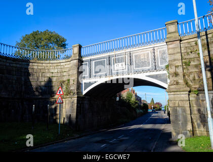 Début de l'aqueduc de l'époque victorienne portant un canal sur une route ; pont en fonte du xixe siècle ; génie civil ; pont-canal ; overbridge aqueduc ; Banque D'Images