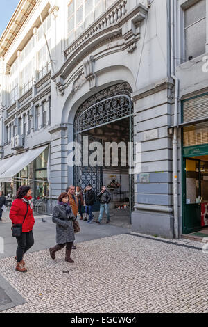 Porto, Portugal. 29 décembre 2014 : Entrée de l'historique marché Bolhão. 18e siècle l'architecture néoclassique. Banque D'Images