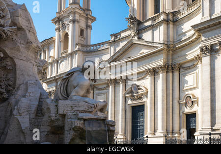 Rome, Piazza Navona, le portal de Sant'Agnese in Agone eglise et une statue de la fontaine Rivière quatre à l'avant-plan Banque D'Images