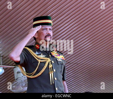 Bandar Seri Begawan, Brunei. Feb 23, 2015. Le Sultan Haji Hassanal Bolkiah du Brunéi Darussalam assiste à la 31e Fête Nationale à Bandar Seri Begawan, Brunei, le 23 février 2015. Credit : Zheng Jie/Xinhua/Alamy Live News Banque D'Images