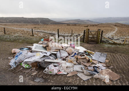 Les décharges sauvages dans la campagne du Derbyshire, près de Stanage Edge dans le Peak District. Février 2015 Banque D'Images