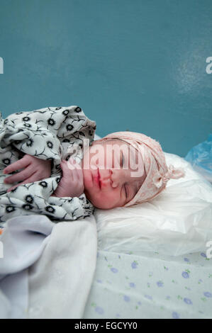 Maternité de l'hôpital de Mazar. Naissance bebe Fille livré par la section c Banque D'Images