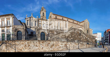 Porto, Portugal. L'église de São Francisco, la droite, le 14e siècle de style gothique. Terceiros de Sao Francisco Church, à gauche, dans un style néoclassique Banque D'Images