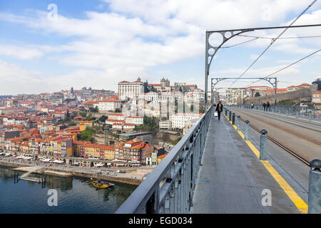 Les voies de chemin de fer métro et câbles électriques à la plate-forme supérieure de l'Hôtel Dom Luis I pont reliant la ville de Vila Nova de Gaia à Porto Banque D'Images