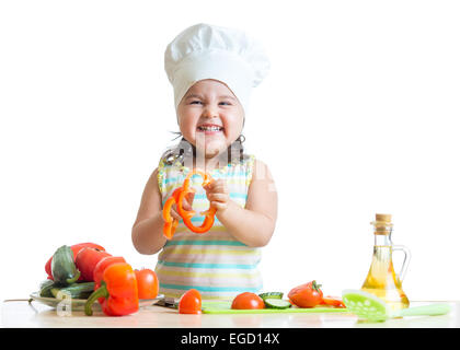 Fille de la préparation des aliments sains pour enfants dans la cuisine Banque D'Images