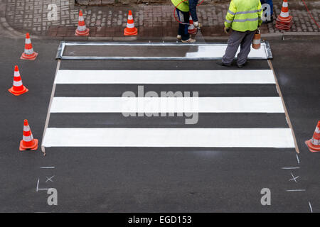 Fabrication d'un nouveau passage pour piétons sur la route, Ville de Postoloprty, République Tchèque Banque D'Images