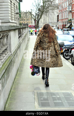 Londres, Royaume-Uni. 22 Février, 2015. Blogger et slylist Estelle Pigault participant à la semaine de la mode de Londres - Dec 22, 2015 - Photo : Céline Gaille Manhattan/Piste/Alamy Live News Banque D'Images