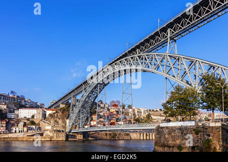 D. Luiz Bridge à Porto, Portugal. Pont en fer forgé construit au 19ème siècle. Banque D'Images