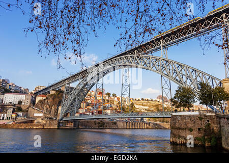 D. Luiz Bridge à Porto, Portugal. Pont en fer forgé construit au 19ème siècle. Banque D'Images